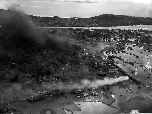 空襲中に撮影されたトラック島.jpg