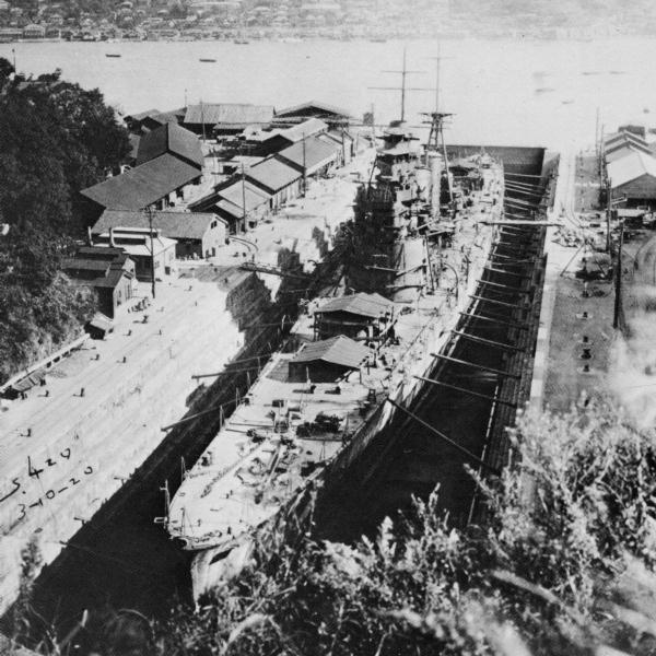 IJN_heavy_cuiser_HAGURO_1928_under_construction_at_MITSUBISHI_Nagasaki_dry_dock.jpg